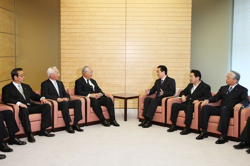 Photograph of the Prime Minister meeting with three economic organizations