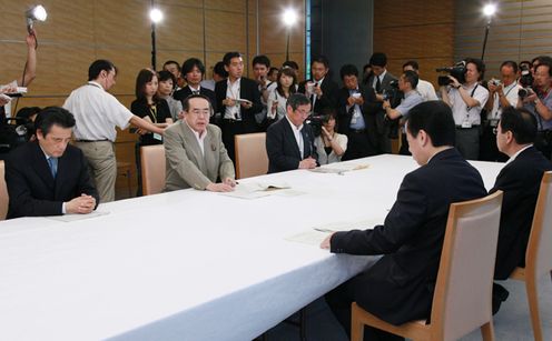 Photograph of the Prime Minister receiving a report from Minister of State for the Abduction Issue Hiroshi Nakai, at the meeting of the Headquarters for the Abduction Issue