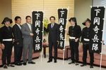Photograph of the Prime Minister receiving a courtesy call from Mayor of Shimonoseki City Tomoaki Nakao and staff dressed as Kiheitai militia