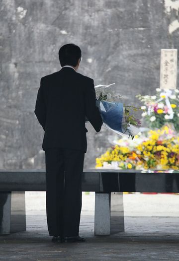 Photograph of the Prime Minister offering flowers at the National Cemetery for the War Dead