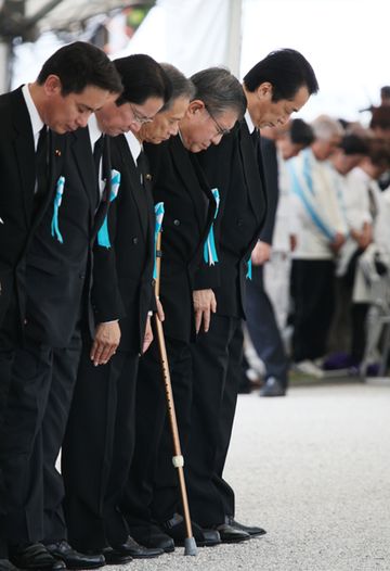 Photograph of the Prime Minister observing a minute of silence at the Memorial Ceremony to Commemorate the Fallen on the 65th Anniversary of the End of the Battle of Okinawa
