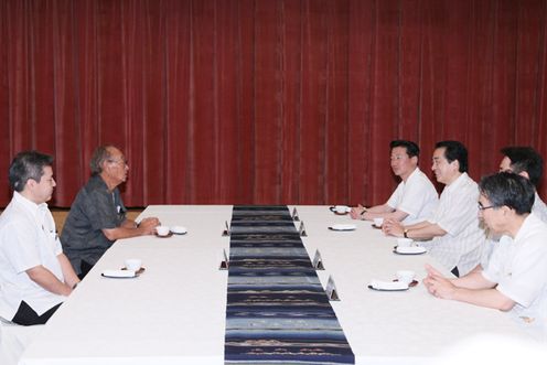 Photograph of the Prime Minister holding talks with Governor Nakaima of Okinawa Prefecture