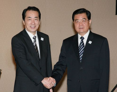 Photograph of Prime Minister Kan shaking hands with President Hu of China