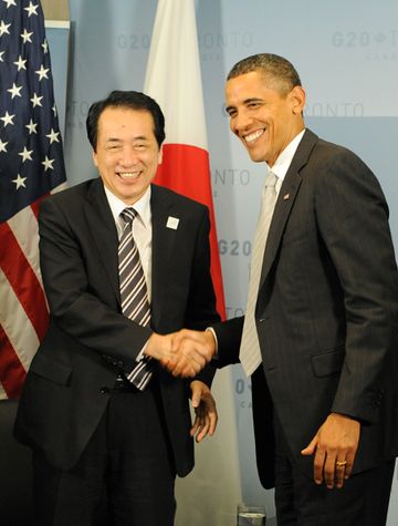 Photograph of Prime Minister Kan shaking hands with President Obama of the United States