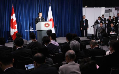 Photograph of the Prime Minister holding a press conference 2