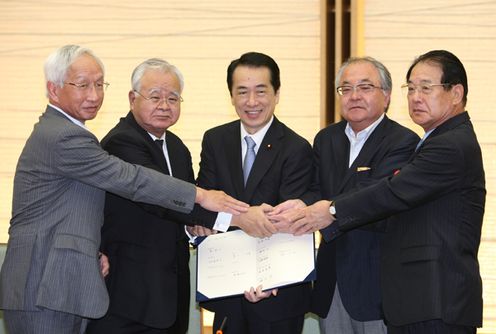 Photograph of the Prime Minister shaking hands with the members of the Council of Executives of Public and Private Sectors to Promote Work-Life Balance 1