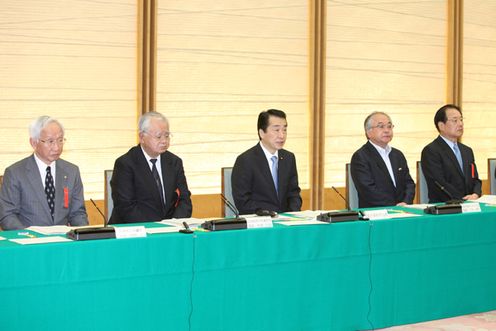 Photograph of the Prime Minister delivering an address at the meeting of the Council of Executives of Public and Private Sectors to Promote Work-Life Balance 2
