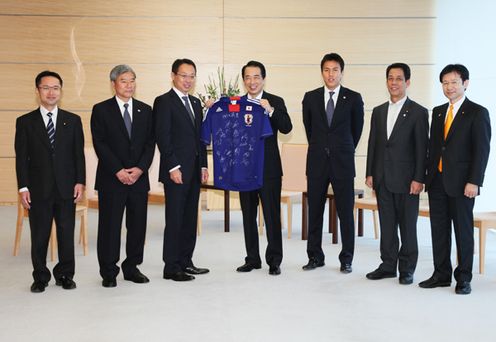 Photograph of the Prime Minister receiving a courtesy call from the Japan National Team for the 2010 FIFA World Cup 1