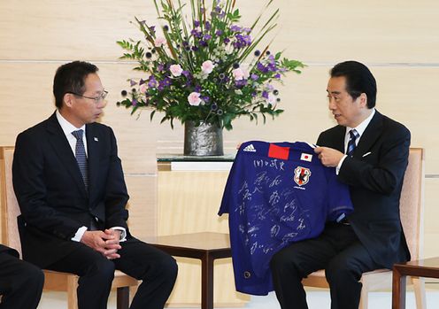 Photograph of the Prime Minister receiving a courtesy call from the Japan National Team for the 2010 FIFA World Cup 2