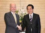Photograph of Prime Minister Kan shaking hands with UK Foreign Secretary Hague