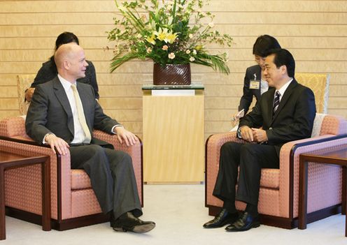 Photograph of Prime Minister Kan holding talks with UK Foreign Secretary Hague