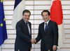 Photograph of Prime Minister Kan shaking hands with Prime Minister Fillon