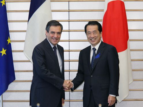 Photograph of Prime Minister Kan shaking hands with Prime Minister Fillon