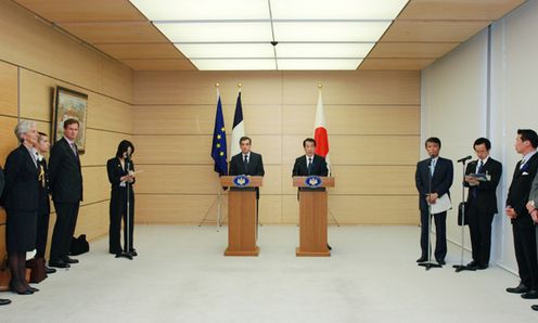 Photograph of the joint press announcement 2