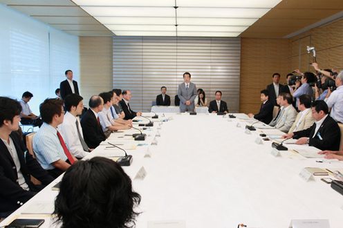 Photograph of the Prime Minister delivering an address at a meeting of the Committee on Personal Support Service 2