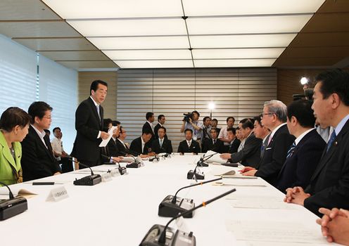 Photograph of the Prime Minister delivering an address at a Ministerial Meeting on Lawsuits 2