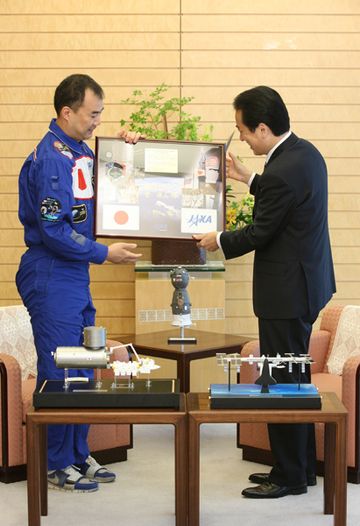 Photograph of the Prime Minister being presented with a photograph of Mount Fuji taken from space