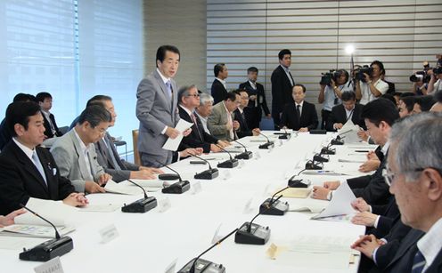 Photograph of the Prime Minister delivering an address at a meeting of the Headquarters against Foot-and-Mouth Disease 2