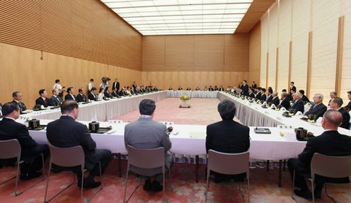 Photograph of a meeting with Chairpersons of Prefectural Assemblies