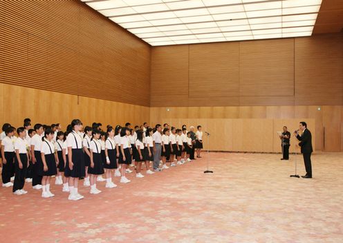 Photograph of the Prime Minister receiving a courtesy call from groups of junior reporters from Okinawa and Hakodate 2