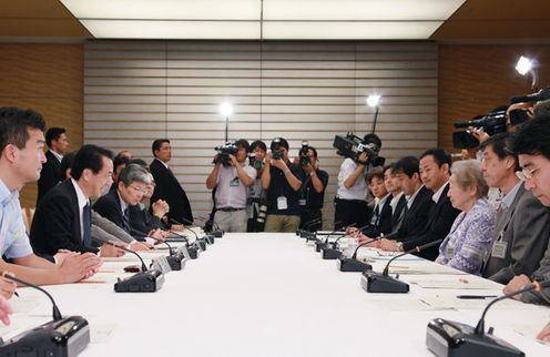 Photograph of the Prime Minister exchanging views with President of JICA Sadako Ogata 1