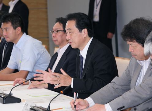 Photograph of the Prime Minister exchanging views with President of JICA Sadako Ogata 2