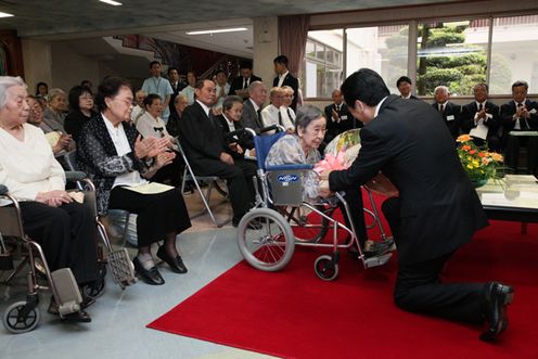 Photograph of the Prime Minister visiting a nursing home for atomic bomb survivors in Nagasaki, the Hill of Grace Nagasaki A-Bomb Home 3