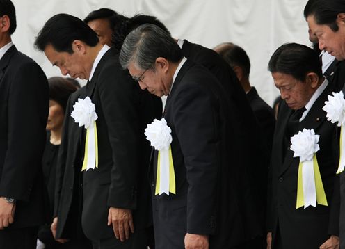 Photograph of the Prime Minister offering a silent prayer at the Nagasaki Peace Ceremony