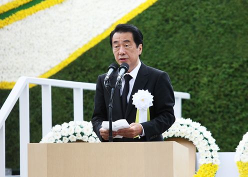Photograph of the Prime Minister delivering an address at the Nagasaki Peace Ceremony 1