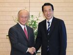 Photograph of the Prime Minister shaking hands with IAEA Director General Yukiya Amano