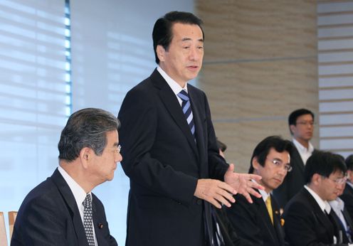 Photograph of the Prime Minister delivering an address at a meeting of the Task Force Team for Collecting the Remains of the War Dead in Ioto 2