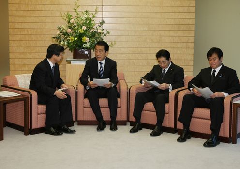 Photograph of the Prime Minister receiving an explanation from President Takeshi Erikawa of the National Personnel Authority (NPA)