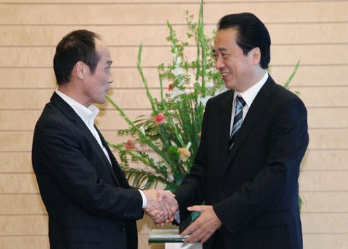 Photograph of the Prime Minister receiving a courtesy call from Governor of Miyazaki Prefecture Hideo Higashikokubaru 1