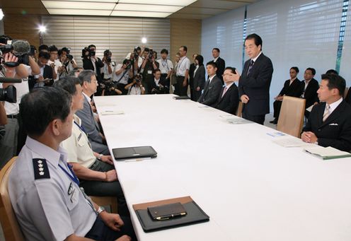 Photograph of the Prime Minister delivering an address at a meeting for an exchange of views with the Chiefs of Staff of the Self-Defense Forces and others 1