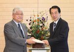 Photograph of the Prime Minister receiving the recommendation from Dr. Kanazawa, President of the Science Council of Japan
