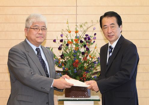 Photograph of the Prime Minister receiving the recommendation from Dr. Kanazawa, President of the Science Council of Japan