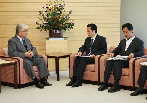 Photograph of Prime Minister having talks with Dr. Kanazawa, President of the Science Council of Japan