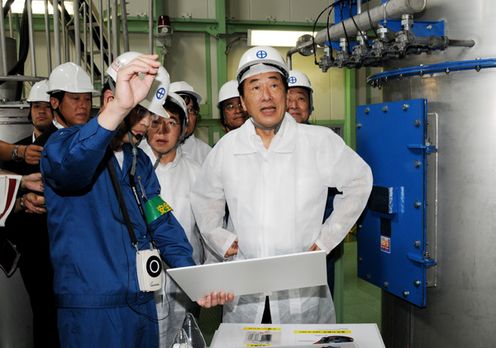 Photograph of the Prime Minister visiting a lithium-ion battery electrode factory
