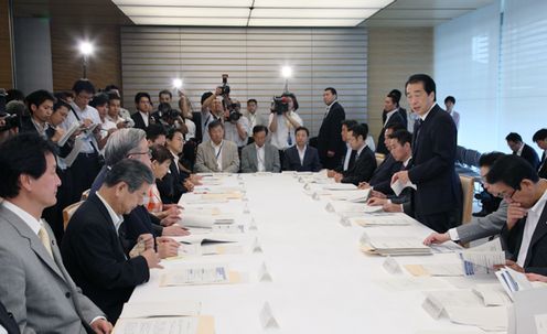 Photograph of the Prime Minister delivering an address at a meeting of the Headquarters for Countermeasures against Novel Influenza A (H1N1) 2