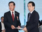 Photograph of the Prime Minister receiving the report from Chairman Shigetaka Sato