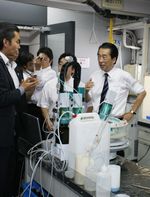 Photograph of the Prime Minister visiting a plating factory in Ota Ward, Tokyo