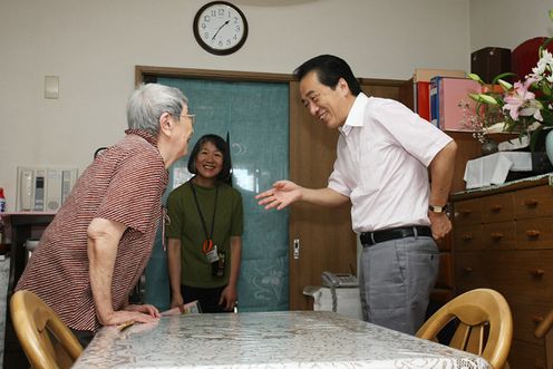 Photograph of the Prime Minister in pleasant conversation with users of the Minamiashiyahama Silver Housing LSA