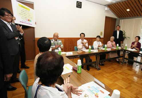 Photograph of the Prime Minister attending a quick guide to dementia lecture with users of Minamiashiyahama Silver Housing LSA
