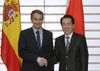 Photograph of Prime Minister Kan shaking hands with Prime Minister Zapatero