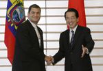 Photograph of Prime Minister Kan shaking hands with President Correa