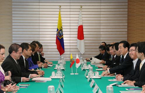Photograph of the Japan-Ecuador Summit Meeting