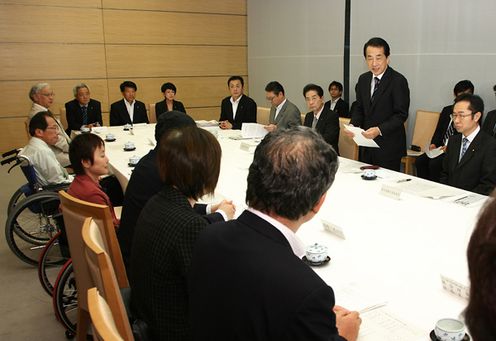 Photograph of the Prime Minister meeting with an HTLV-related patient group 1