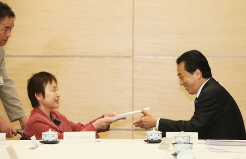 Photograph of the Prime Minister meeting with an HTLV-related patient group 2