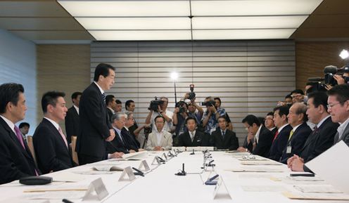 Photograph of the Prime Minister delivering an address at a meeting of the Okinawa Policy Council 2