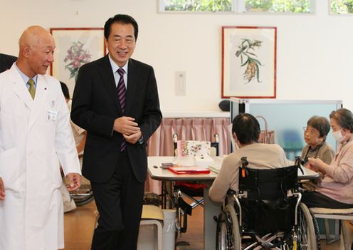 Photograph of the Prime Minister visiting a medical facility